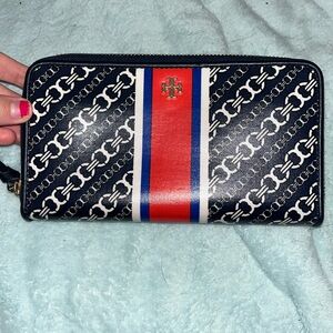 This Tory Burch clutch was never used. I got it and didn’t really like it.